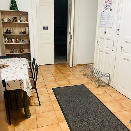 Ejjeli Majom Hostel Budapest Eksteriør billede